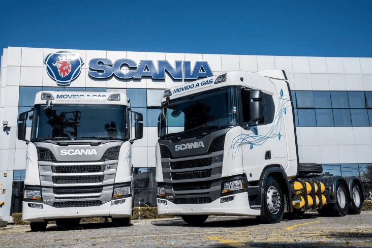 Dois caminhões da montadora Scania equipados com cilindros de GNV de fábrica.